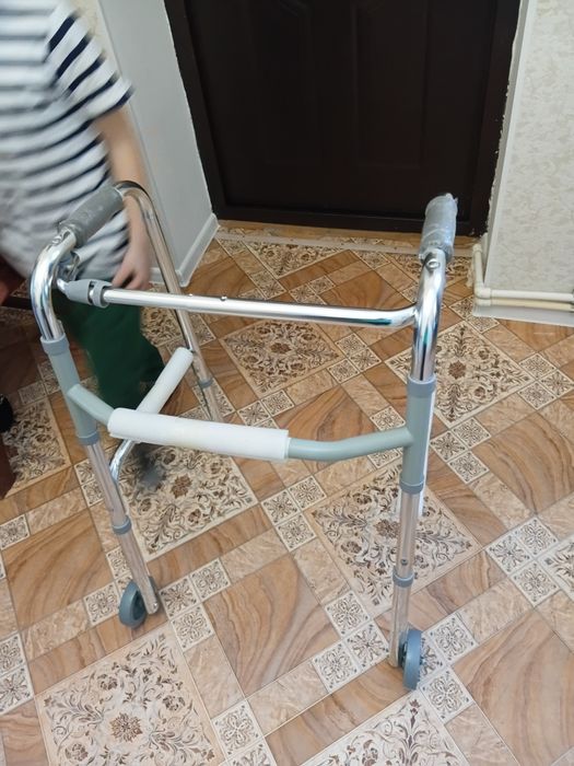 Ходунки новые с колесиками