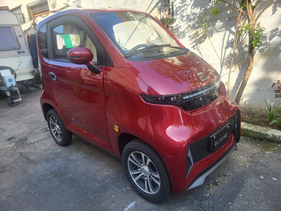 Mașină electrică. Nu necesită permis! 
- Se încarcă la priză normală (220V)
- Dimensiuni compacte – perfectă pentru t