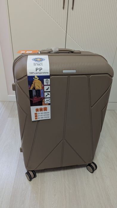 Чемодан на колесиках из полипропилена