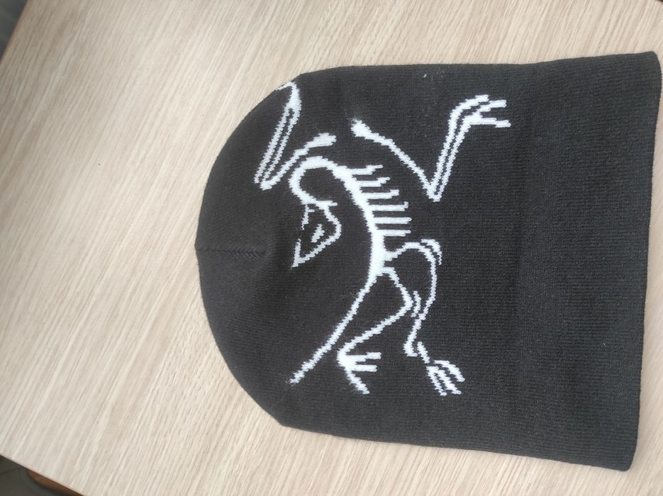 Vând sapca Arc'teryx