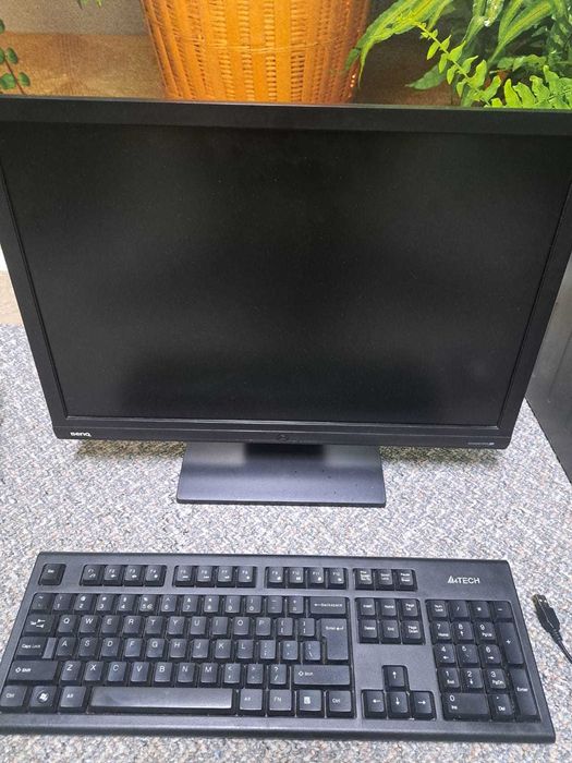 Unitate Fujitsu Esprimo P5731 E STAR5  + Monitor LCD Benq + Tastatura
