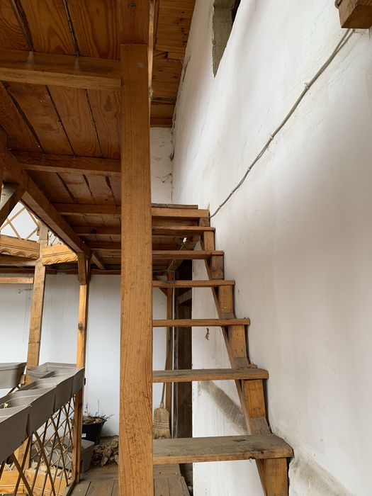 Конструкция Манастира дървени тераси, греди, челни дъски и декор