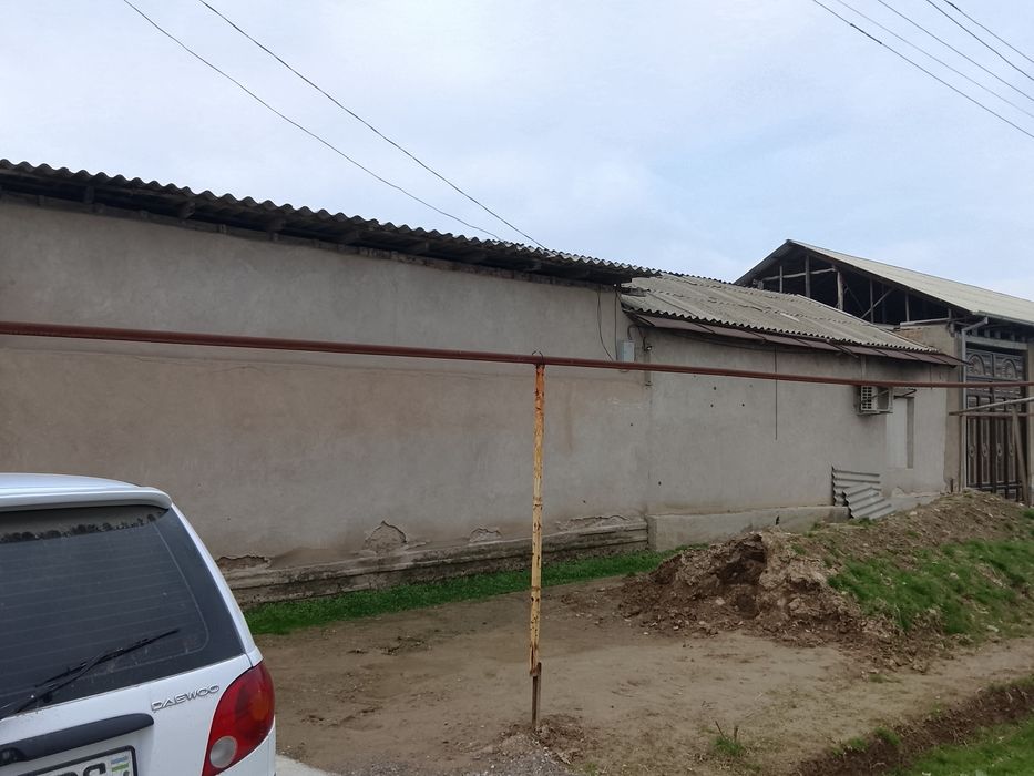 3 sotix 4 xonali uy sotiladi