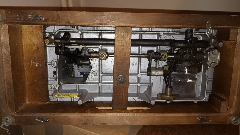 Mașina de cusut electrică marca Mercedes 142