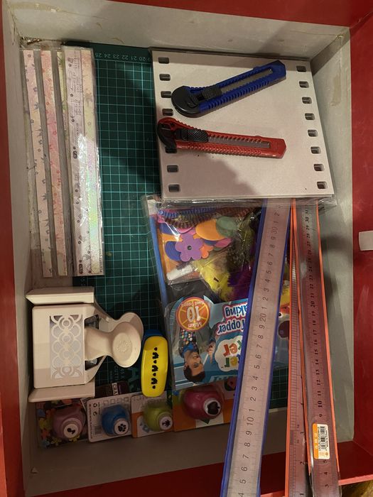 Большая коробка с принадлежностями для скрапбукинга,канцелярия,дырокол