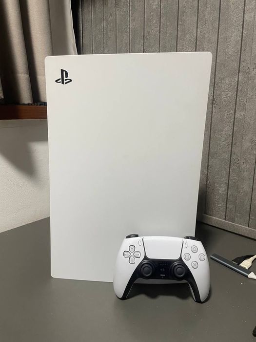 PlayStation 5 в отличном состоянии + Игры (UFC 5, GTA 5)