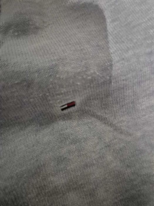 2 бр. пуловера с V-образно деколте Tommy Hilfiger,