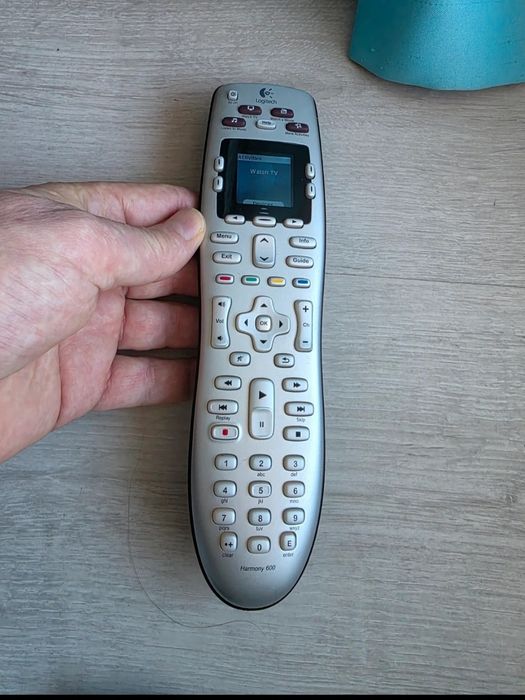 Telecomanda universala Logitech Harmony 600 si Logitech Harmony 650