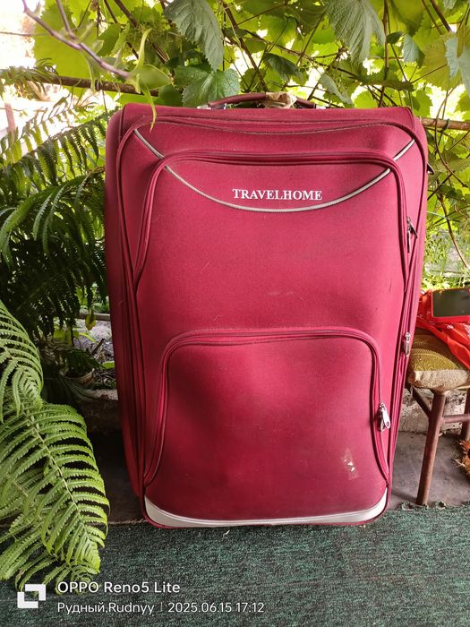 Продам чемодан большой.