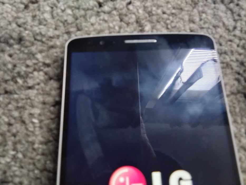 страхотен оригинален смартфон LG с оригинално зарядно и нова батерия