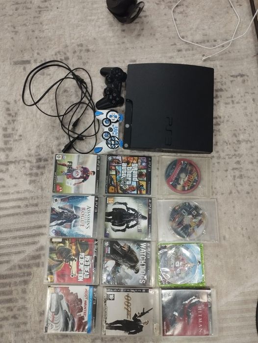 PlayStation 3 slim с 12 дисками  и двумя контроллерами.