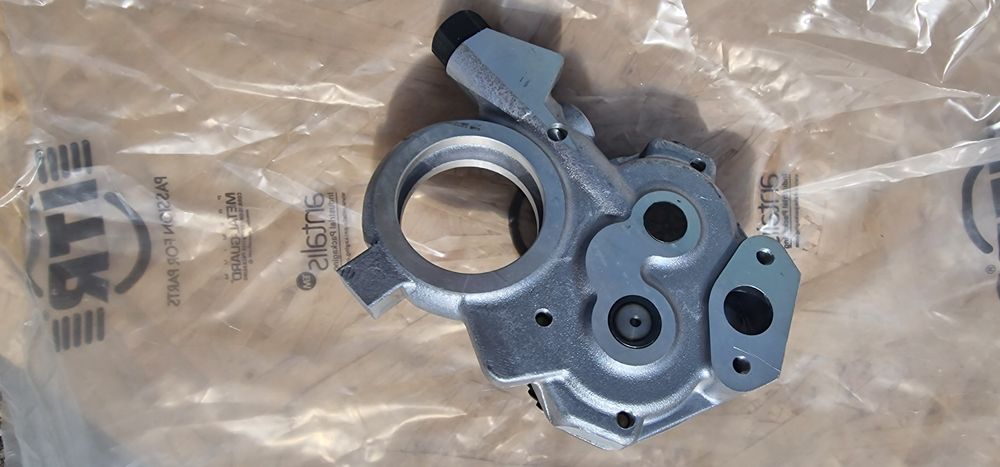 Pompă ulei tractor fiat 211 215 preț 1650 lei nouă pe original se poat