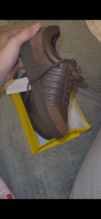 Стильные кроссовки