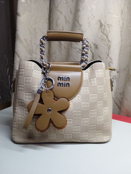 Ayollar sumkasi sotiladi