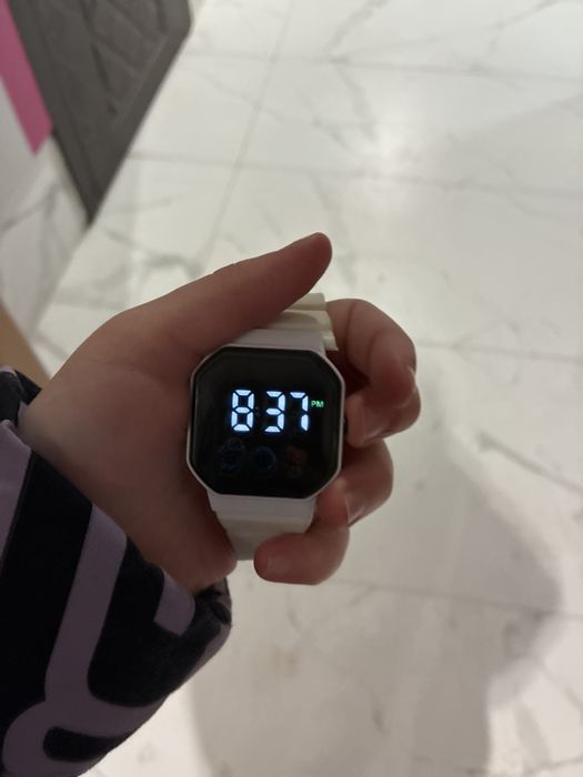 Кварцовые часы Aisha Serebriti