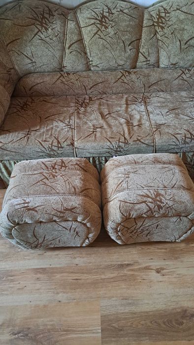 Ъглов диван с 2 табуретки