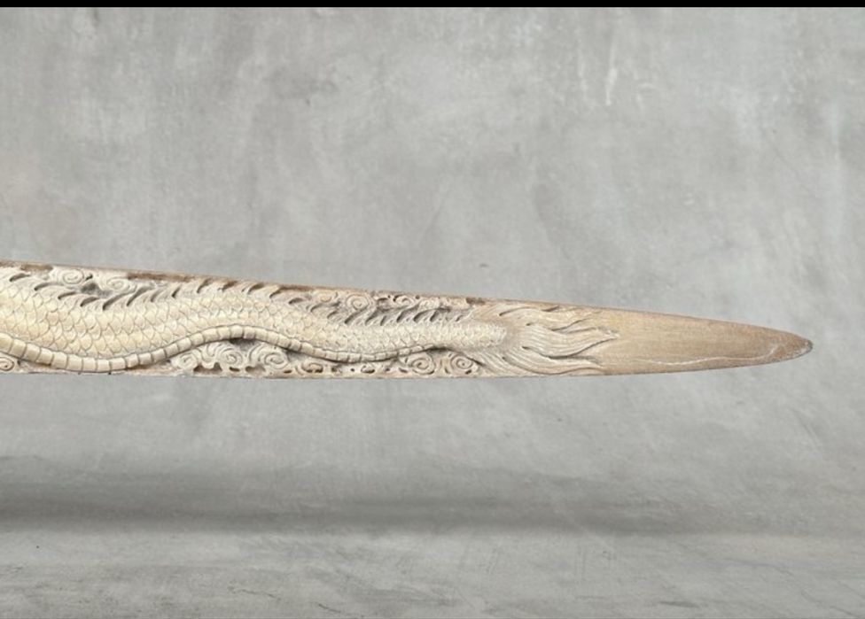 Colt de peste spada sculptat manual