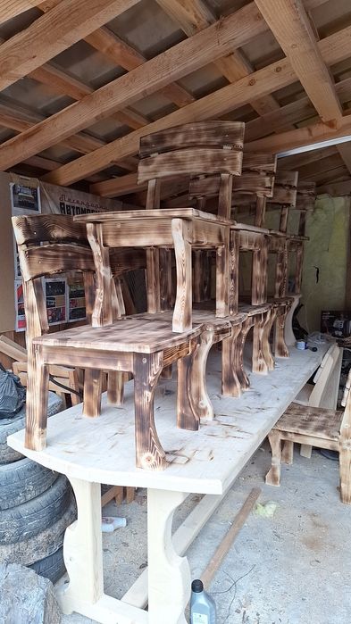 Маса с пейки и столове