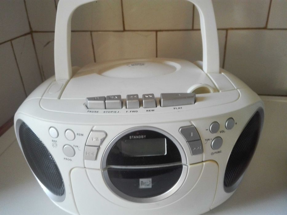 Радиокасетофон с CD и две къмпингови лампи.