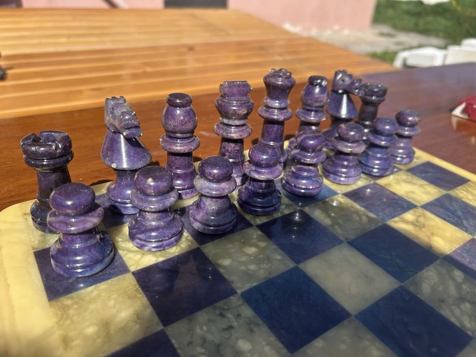 Шахматна дъска и фигури от мрамор