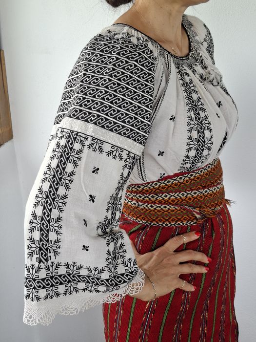 Vind costum popular traditional