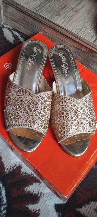 Yaltiroq tufli yangi