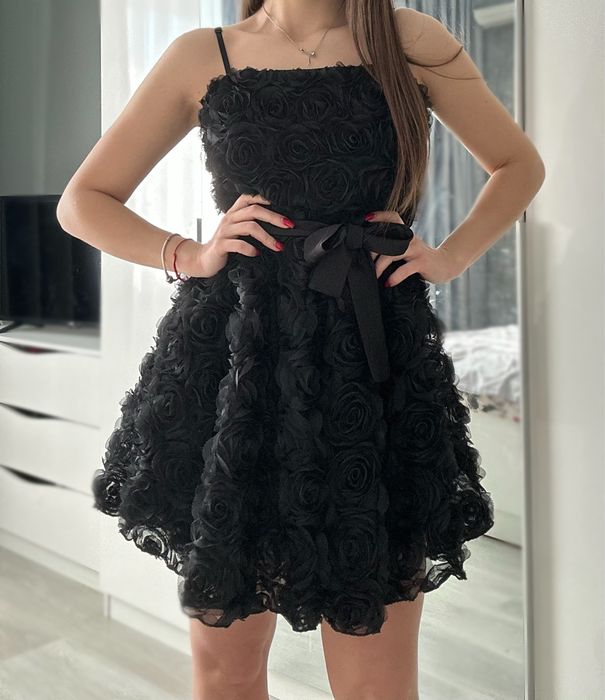 Черна рокля с 3D рози
