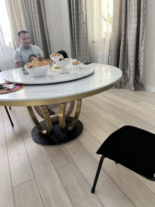 Стол обеденный и стуля