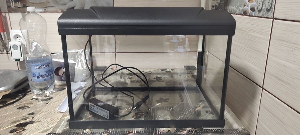 acvariu cu lumină led și filtru
