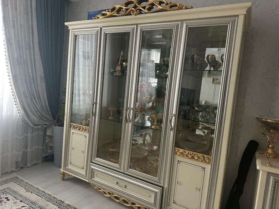 Продается сервант и диван