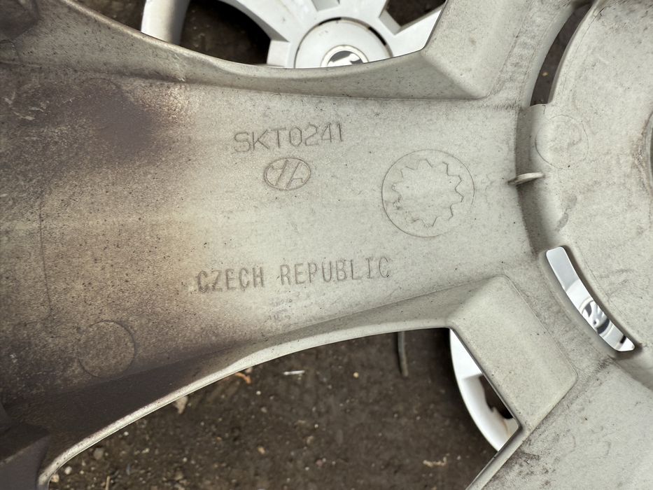 Оригинални тасове Skoda 15'' 6v0601147 c налични 3 броя на бройка