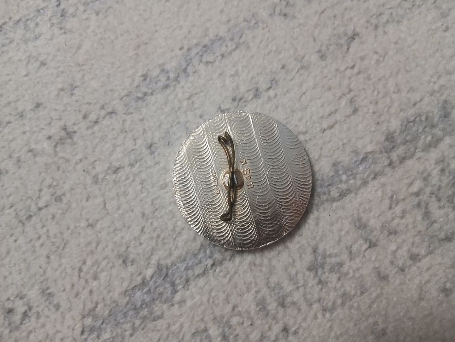 Значок с крокодилом