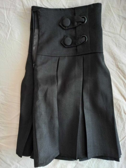 Fusta neagra noua scurta cu pliuri 42 un nasture cazut dar disponibil