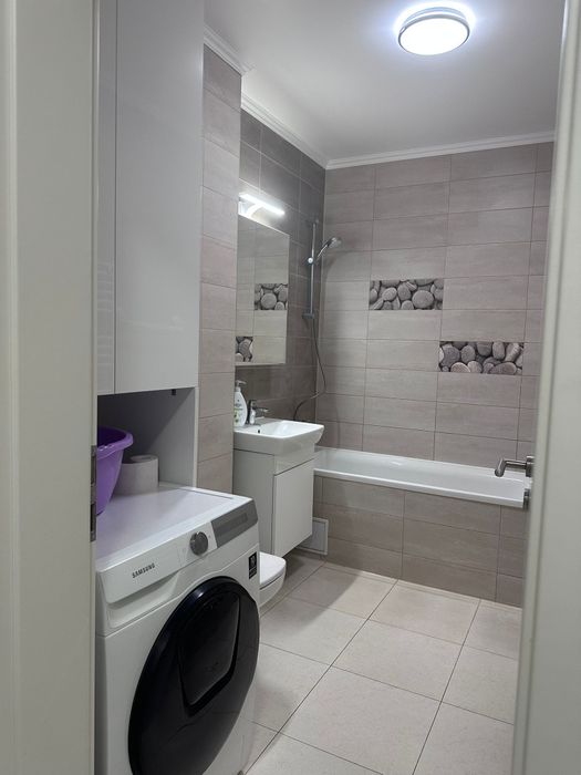 închiriez apartament cu loc de parcare inclus în Avantgarden 3