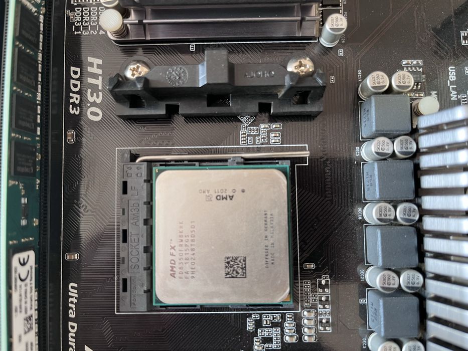 Kit AMD FX-8350 8 nuclee + placă de bază Gigabyte GA-970A-DS3P + 8GB RAM DDR3