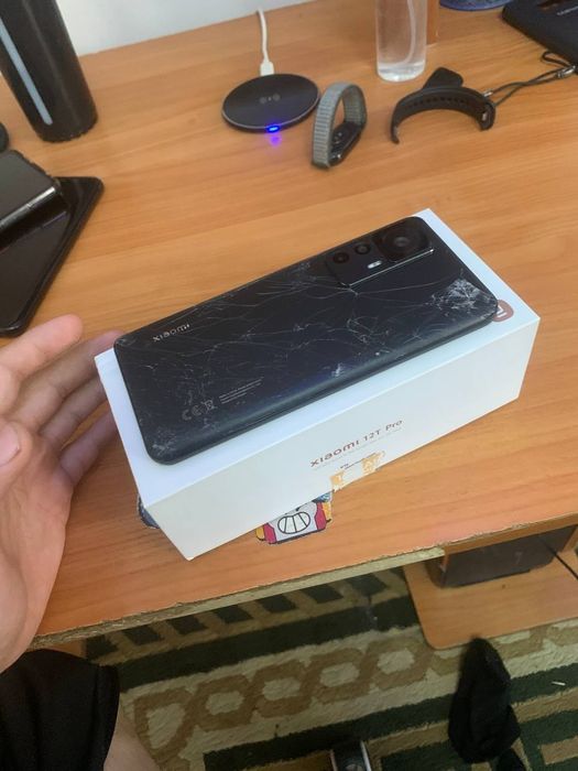 Xiaomi 12T Pro 8/256 Full zaradkalari bilan srochni sotiladi
