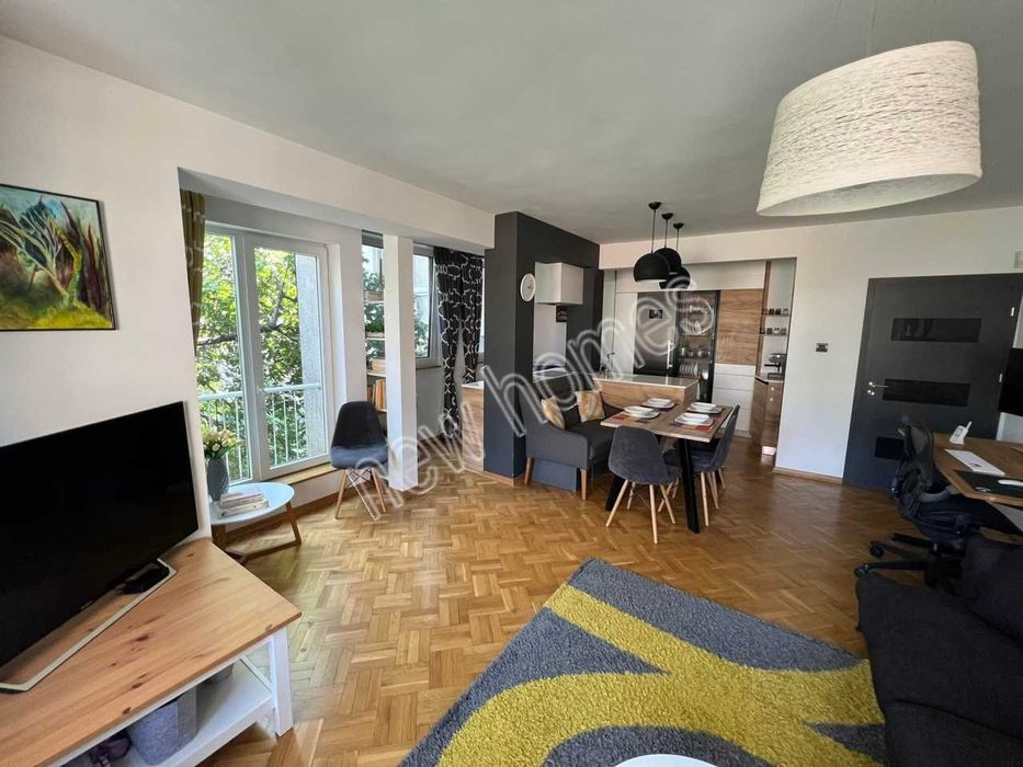 Продава се Тристаен апартамент в Пловдив, Младежки Хълм - 100 кв.м за 1750 €/кв.м - Снимка #1