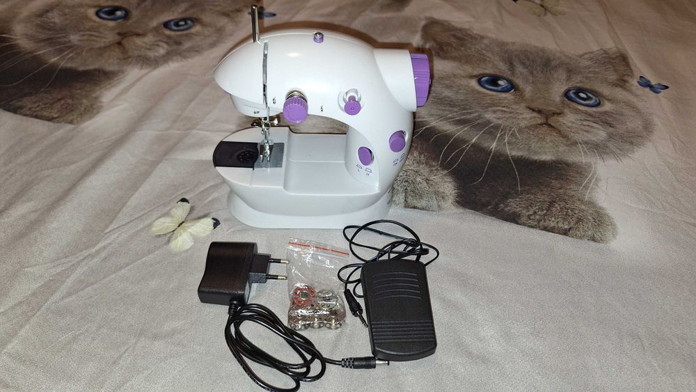 Mini masina de cusut portabila