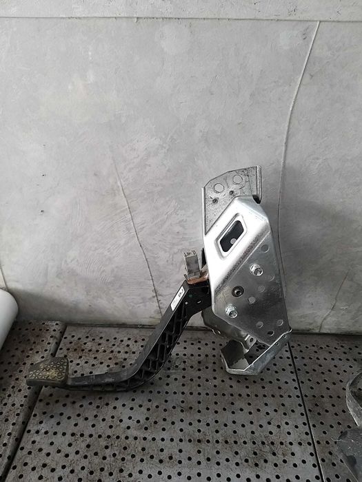 Pedala ambreiaj opel zafira b 13192503
