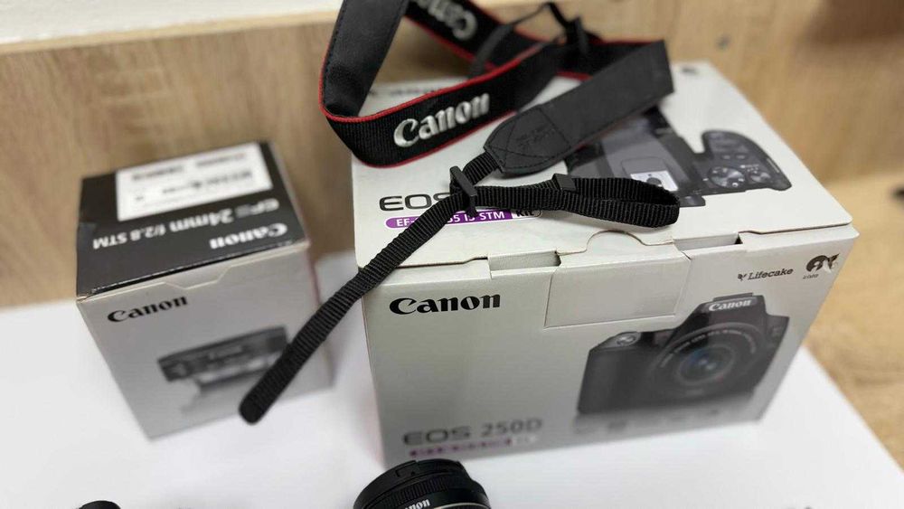 Canon EOS 250D + (18–55mm & EF-S 24mm) + microfon RODE VideoMicro