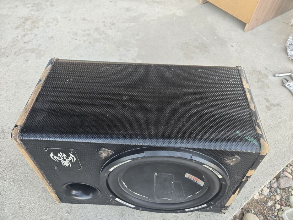 Продаю сабуфер на машину