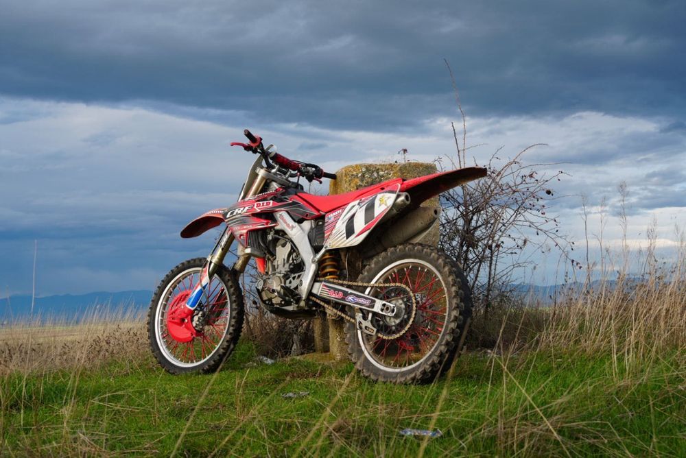 Здравейте продавам Honda crf250r с коментар на място