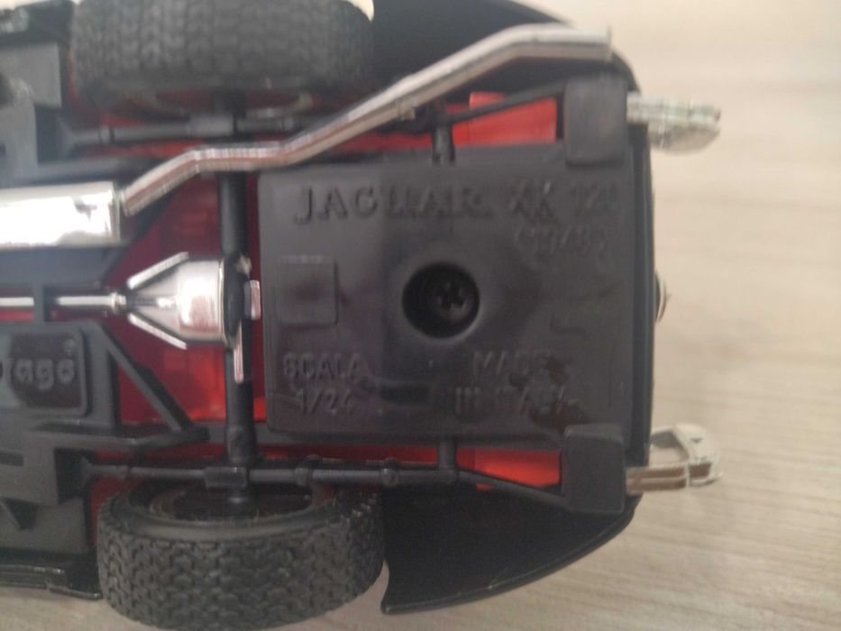Метална количка Jaguar XK120 -1/24 !!!