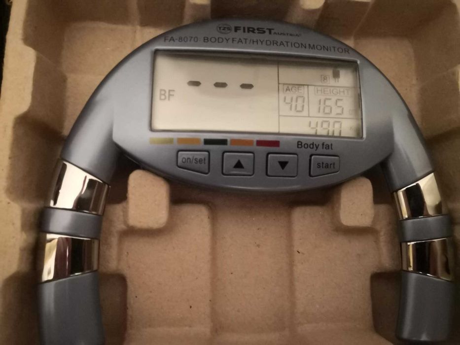 Монитор First за телесни мазнини и хидратация за домашна употреба