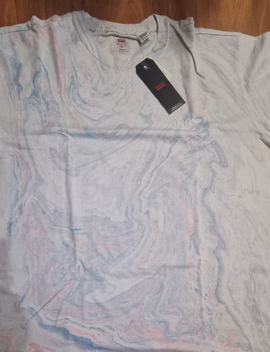 Tricou  Levi's nou (cu etichete), bumbac, croiala largă, imprimeu multicolor marmorat, marimea XXL, fabricat in Sri Lanka