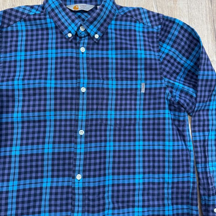 Camasa Carhartt intr-o conditie foarte buna