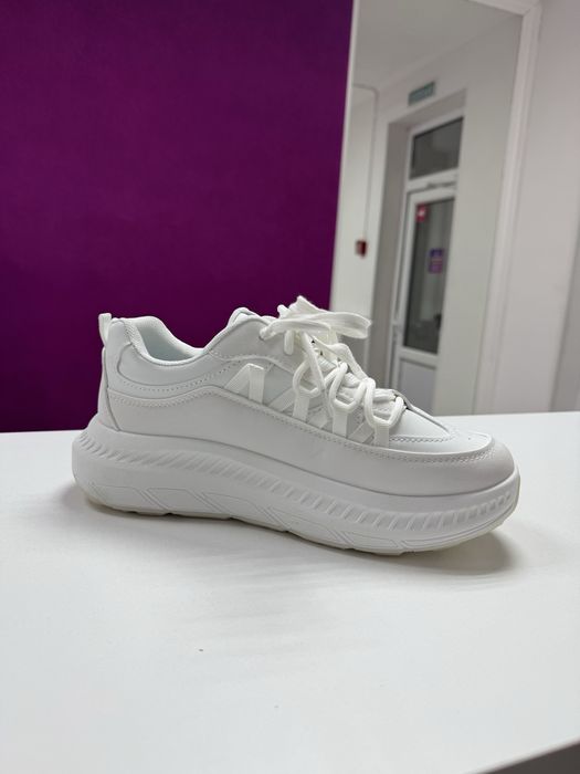 Кроссовки женские