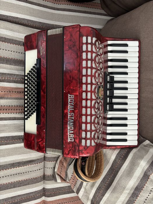 Acordeon nemtesc Royal Standard cu 72 de basi