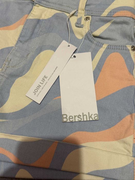 Pantaloni scurti BERSHKA