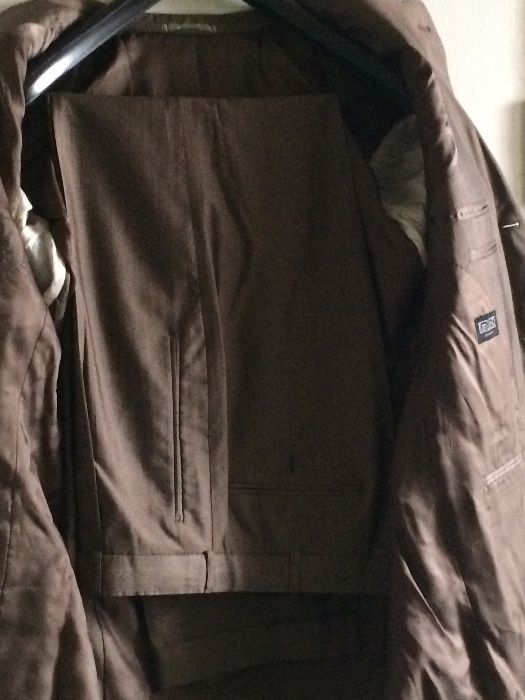 Костюм мужской классический, пиджак и брюки, цвет темно коричневый.